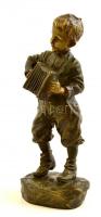 Jose Cardona  (1878-1923): Harmonikás fiú. Bronz szobor. Jelzett (LV Bronze Garanti), m:30 cm / Jose...