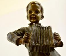 Jose Cardona  (1878-1923): Harmonikás fiú. Bronz szobor. Jelzett (LV Bronze Garanti), m:30 cm / Jose...