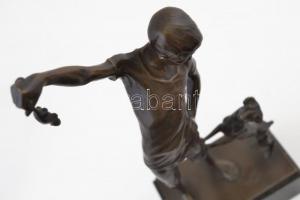 John W. Elischer (1891-1966) : Kíváncsi kutya. Bronz figura, jelzett, márvány talapzattal, m:26 cm