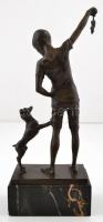 John W. Elischer (1891-1966) : Kíváncsi kutya. Bronz figura, jelzett, márvány talapzattal, m:26 cm