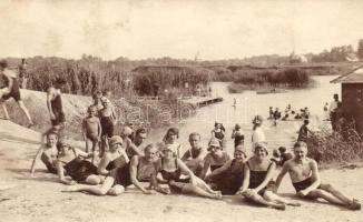 1925 Gyömrő, fürdőzők csoportképe a strandon. photo (EK)