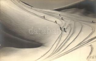 12 db régi motívumlap síelőkről, síelés / 12 pre-1945 motive cards of skiers, skiing