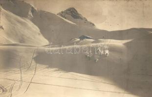 12 db régi motívumlap síelőkről, síelés / 12 pre-1945 motive cards of skiers, skiing