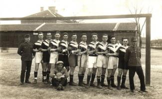 12 db régi fotó képeslap magyar labdarúgócsapatokról, foci. egy részük a hátoldalon feliratozva / 12 pre-1945 photo postcards of Hungarian football teams