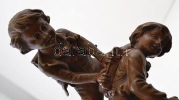 Olvashatatlan jelzéssel: Játszó iskolás fiuk. Bronz, márvány talapzaton, m:18,5 cm