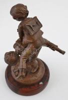 Olvashatatlan jelzéssel: Játszó iskolás fiuk. Bronz, márvány talapzaton, m:18,5 cm