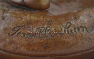 Olvashatatlan jelzéssel: Játszó iskolás fiuk. Bronz, márvány talapzaton, m:18,5 cm