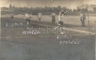 2 db régi sport fotólap, futóversenyek célfotói / 2 pre-1945 sport photo postcards, running race's photo-finish