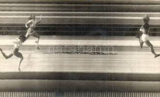 2 db régi sport fotólap, futóversenyek célfotói / 2 pre-1945 sport photo postcards, running race...