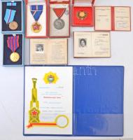 Vegyes szocialista kitüntetés tétel, közte 	 1959. "Tanácsköztársasági Emlékérem" ezüstözött Br érem, mellszalaggal, eredeti tokban, 1951. "Közbiztonsági Érem" arany fokozata a rendőrség tagjai részére, aranyozott kitüntetés, mellszalagon, eredeti tokban, adományozói okirattal T:vegyes