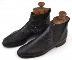 cca 1942 Csendőrtiszti cúgos cipő pár, sámfával