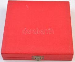 DN "Metroinvest - Budapest" Br plakett, eredeti tokban, kiolvashatatlan jelzéssel (78mm) T...