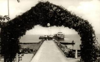 Balaton - 23 db modern városképes lap: üdülők, éttermek, fürdőzők, vasútállomás