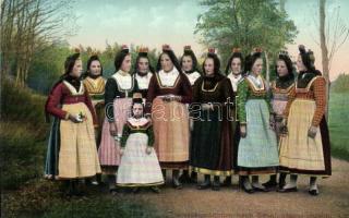 25 db régi folklór motívumlap, népviseletek / 25 pre-1945 folklore motive cards, traditional costume...