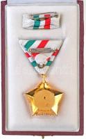 1984. "Április Negyedike Érdemrend" aranyozott, zománcozott Br kitüntetés mellszalaggal, s...