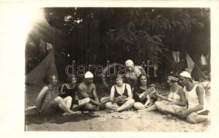 1925 Szigetmonostor, fürdőzők kártyajáték közben. photo