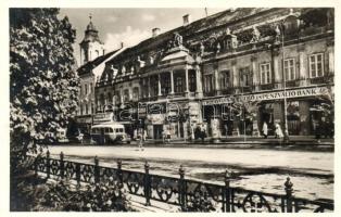 Kolozsvár, Cluj; Mátyás király tér, Bánffy palota, Erdélyi leszámítoló és Pénzváltó Bank, illatszertár, Capitol mozi, üzletek, busz / square, shops, cinema, autobus