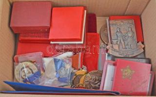 Kis doboznyi vegyes szocialista kitüntetés és jelvény tétel, több törzsgárda jelvény, benne: 1959. &...