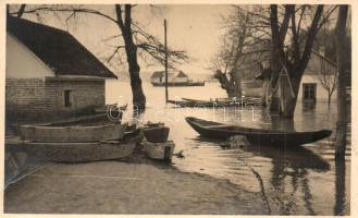 1943 Palánka, Bácska-Palánka, Backa Palanka; kiáradt Száva folyó csónakokkal / flood. photo