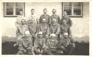 Első világháborús sérült osztrák-magyar katonák a bécsi 2. számú hadikórház előtt. csoportkép / WWI K.u.K. military, injured soldiers in front of the 2nd military hospital. group photo (fl)