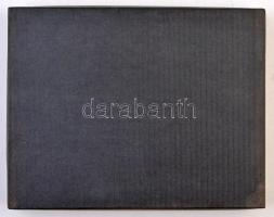 Éremtartó kazetta egy kivehető tálcával, összesen 24 férőhellyel, használt állapotban