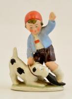 Foxi és a kisfiú papucsa porcelán figura, kézzel festett, jelzés nélkül, hibátlan, m: 12 cm