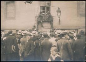cca 1916-1918 Rókus-kórház ablakán adják be az ajándékokat a sebesülteknek, hátoldalán feliratozva, 11,5x16 cm