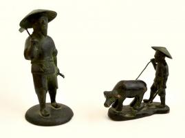 Jelzett kínai földmunkások, patinázott réz figurák ( 2db), m: 11 és 16 cm