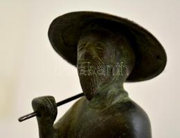 Jelzett kínai földmunkások, patinázott réz figurák ( 2db), m: 11 és 16 cm