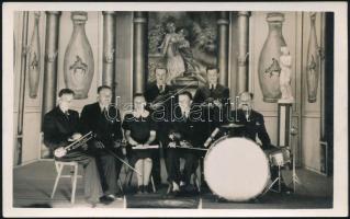 cca 1920-1930 Héttagú zenekar, fotólap, 9x14 cm