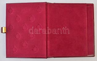 Szép kidolgozású bőr éremtároló album, "Commemoration du retour du Sahara á la Mére Patrie"...