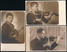cca 1932 Hegedülő fiúk, 3 db fotólap, egyik felületén törésnyommal, 9x13,5 cm