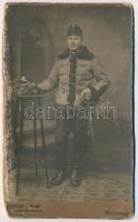 cca 1910 Díszmagyaros katona karddal, keményhátú műtermi fotó, széle sérült, 16x10 cm
