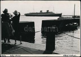 cca 1930-1940 H.B. Leon: New York, kikötő hajóval, feliratozott fotó, sarkain sérülésekkel, 12x18 cm / cca 1930-1940 H.B. Leon: New York, port, 12x18 cm