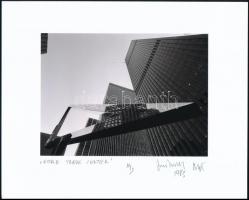 1983 Jankovszky György(1946-): World Trade Center 10/3, feliratozva, kartonra kasírozva, pecséttel jelzett, 13x17,5 cm