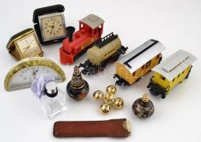 Egy doboz vegyes bolha tétel: órák, telefon, rugós gyerekjáték, bélyeg, stb