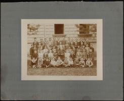 cca 1920 A gyöngyösi gimnázium II. b osztályának csoportképe, osztályfőnök Pataki József, kartonra kasírozott fotó, 15x20 cm