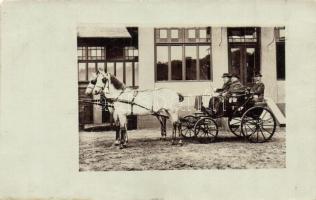 1930 Kovászi, Kovaszinc, Covasint; Almásy kastély hintóval / castle with chariot. photo