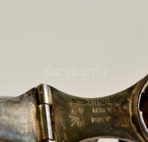 Amerikai ezüst (Ag.) flaska, jelzett (William B. Kerr, Newark), monogrammal, a kupakon kis horpadáso...