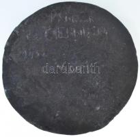 Vígh Tamás (1926-) 1949. Kutyát és fiút ábrázoló fém plakett, hátoldalán "Katinak és Csernusnak...