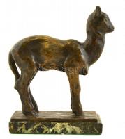 Csúcs Ferenc (1905-1999): Vikunya borjú. Bronz, jelzett, márvány talapzaton, m:20 cm, h:17 cm