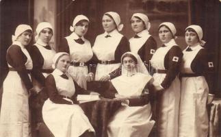 1917 414-es számú tábori kórház vöröskeresztes nővérei / WWI K.u.k. military Red Cross nurses of the Feldspital No. 414. group photo