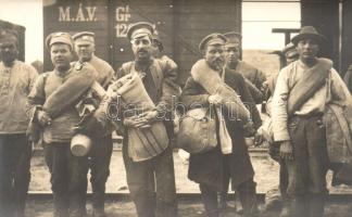 1915 Ófutak, orosz hadifoglyok megérkeznek a vasútállomásra / WWI K.u.k. military, Russian prisoners of war (POWs) arriving to the railway station of Futog. photo