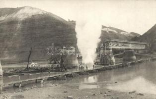 Első világháborús osztrák-magyar katonai lap. Felrobbantott híd roncsainak apróbb részekre robbantása / WWI K.u.K. military, exploding the small pieces of a blown up bridge. photo