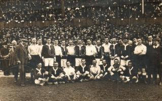 1911 Budapest, Üllői út; FTC (Fradi)-English Wanderers labdarúgó mérkőzés, csoportkép / FTC-English Wanderers football match in Budapest. Schäffer Ármin group photo