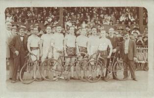 FTC (Fradi) bajnok kerékpárversenyzői a Millenárison / Hungarian cyclists in Budapest. group photo