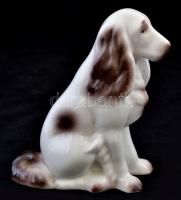 Hollóházi kutya, kézzel festett, jelzett, apró kopásokkal, m: 14,5 cm