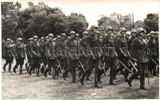 Magyar Királyi Honvédség katonái menetelnek / ~WWII Royal Hungarian Army soldiers marching. photo (non PC)
