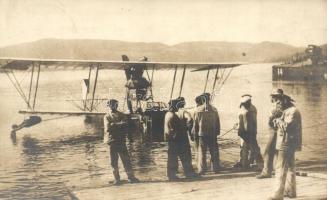 Osztrák-Magyar Haditengerészet hidroplánja matrózokkal / WWI K.u.K. Kriegsmarine Seeflugzeug E-34. Austro-Hungarian Navy seaplane with mariners. Roten Kreuzes Photogr. Atelier Pola photo