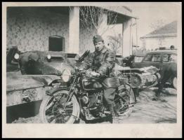1939 Csap, Ukrajna (Felvidék), Futár katona Velocette 350-es típusú motorral, melyet az angolok gyártottak franciáknak és szállítottak pár darabot még a német lerohanás előtt, hátoldalon feliratozott fotó, 9x12 cm / Velocette 350 British military motorcycle